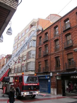 Bomberos retiran parte de la cubierta dañada en la calle Mantería