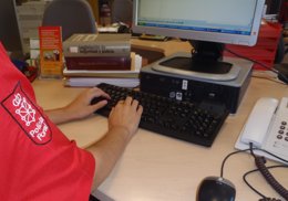 Un Agente De La Policía Foral Utilizando Un Equipo Informático.