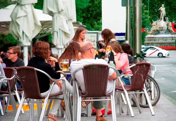 Gente comiendo y bebiendo