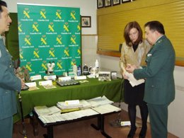 La subdelegada con los objetos recuperados en la operación 'Picador' 