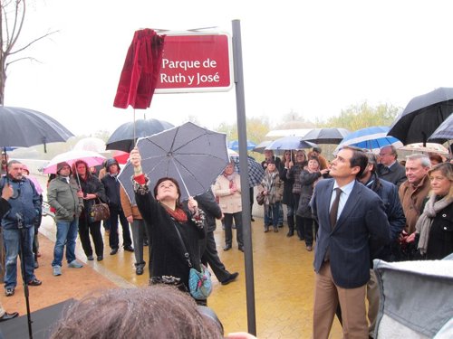 Ruth Ortiz descubre, ante José Antonio Nieto, la placa con el nombre del parque