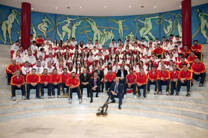 El presidente de Cantabria con la selección española de balonmano y la cántabra