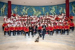 El presidente de Cantabria con la selección española de balonmano y la cántabra