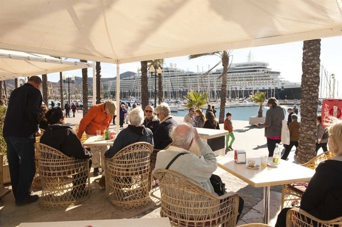 El Queen Elizabeth atraca en Cartagena con unos 2.000 pasajeros 