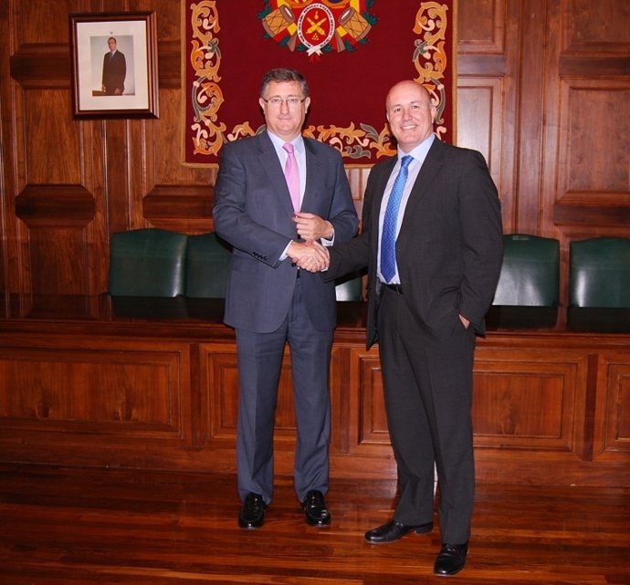 El alcalde de Teruel y el responsable de laCaixa en Teruel