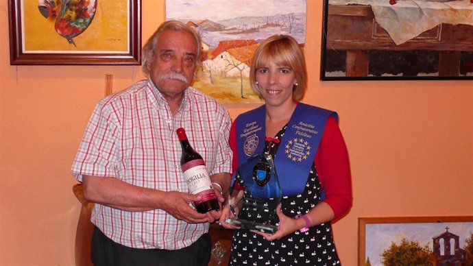 Foto del premio recogido en Liberalia por Juan Antonio y Beatriz Fernández.