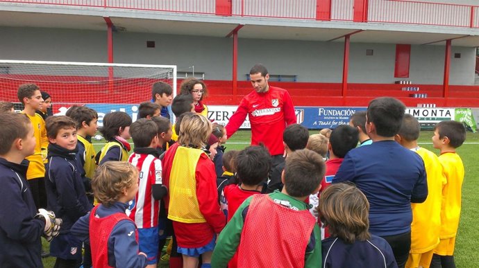Mario Suárez, con los niños del Clinic de Navidad de la Fundación Atlético