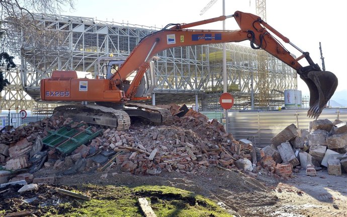Derribo de la edificación junto a la gasolinera de los Jardines de Pereda