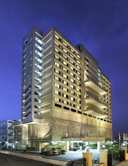 Holiday_Inn_Mayur_Vihar_facade