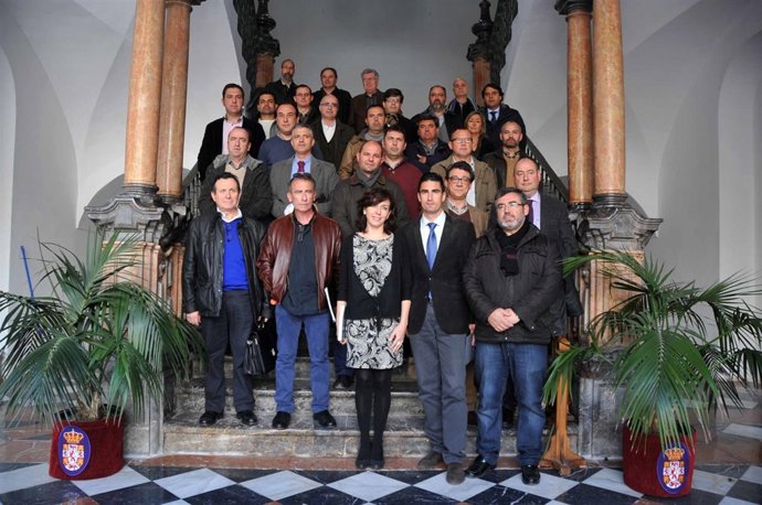 Ceballos y Palomares (centro) con representantes de las entidades deportivas