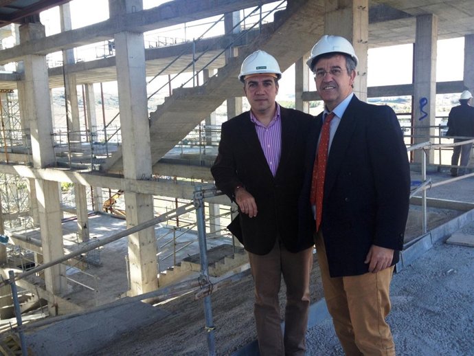 Bendodo con José María García Urbano alcalde de Estepona en obras teatro costa 