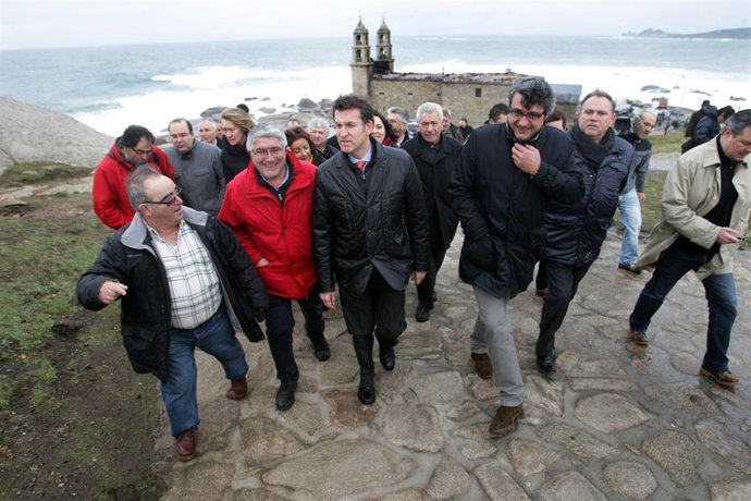 El presidente gallego visita el santuario de Muxía