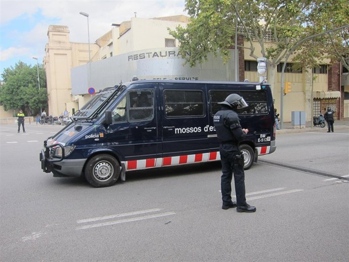 Furgoneta de la Brigada Móvil y antidisturbio de Mossos