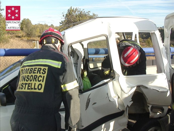 Bomberos excarcelan a los ocupantes de la furgoneta accidentada en Almassora