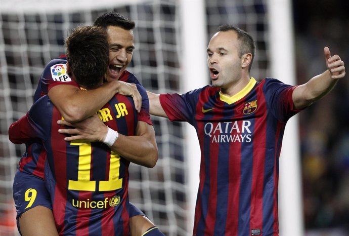 Alexis Sánchez, Iniesta y Neymar celebran un gol