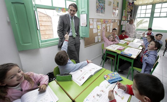 El alcalde de Santander, Íñigo de la Serna, en un colegio