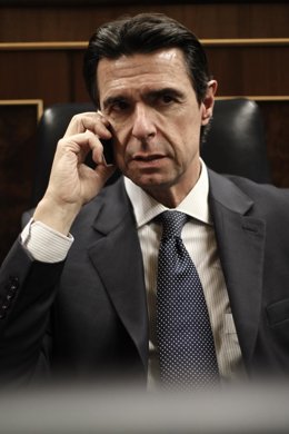 José Manuel Soria, hablando por teléfono