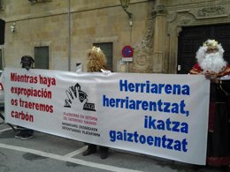 La Plataforma de Defensa del Patrimonio Navarro entrega carbón al Arzobispado.