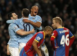 Negredo y Dzeko celebran el gol del City ante el Palace