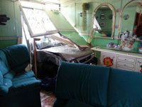 Un coche se empotra en una vivienda de Cuevas Bajas e invade parte del salón