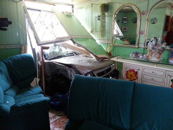 Un coche se empotra en una vivienda de Cuevas Bajas