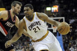 Andrew Bynum ante Joel Freeland 