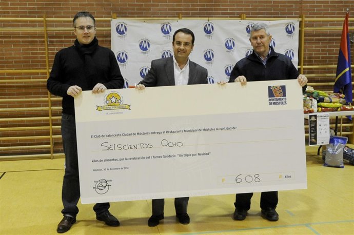 Ortiz muestra el cheque con los alimentos recogidos