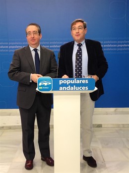 El portavoz de Economía del PP-A  y el secretario del GPP andaluz