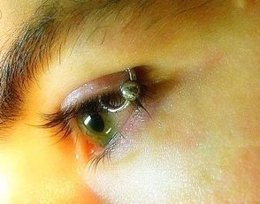 Piercing en el párpado. Pendiente.
