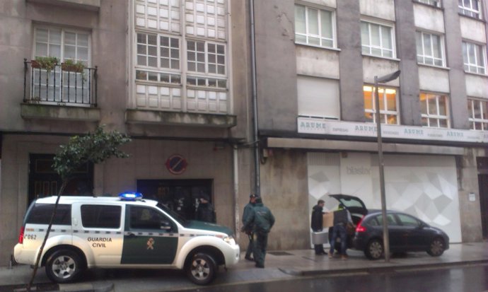 La Policía Judicial sale con una caja tras registrar el domicilio de Basterra.