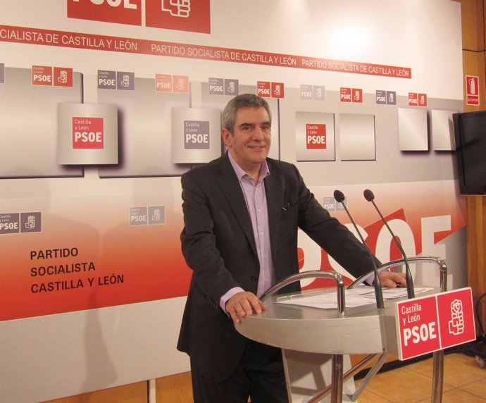 Julio Villarrubia en la sede del PSOE