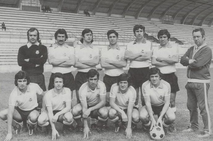 Maguregui (de pie, primero por la derecha) en la campaña 1974/75.