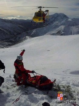 Rescate de uno de los montañeros en Cardaño de Arriba