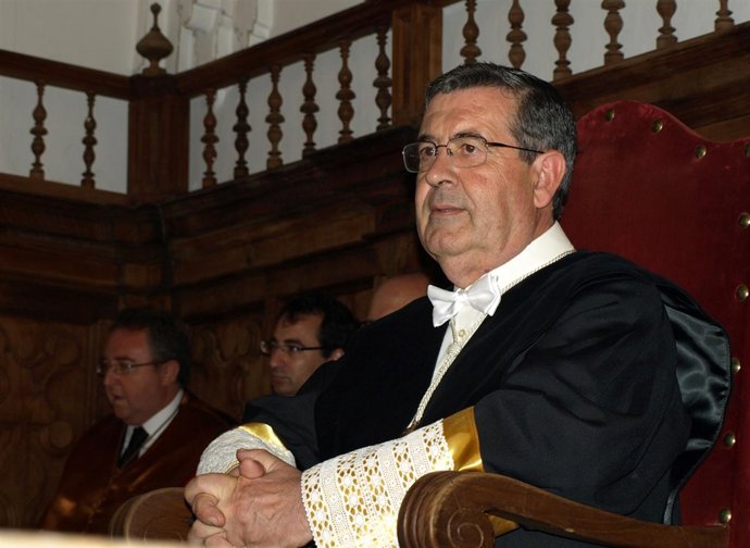 El Nuevo Rector De La UPSA, Ángel Galindo, En Su Toma De Posesión  