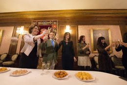 Brindis navideño con los periodistas.