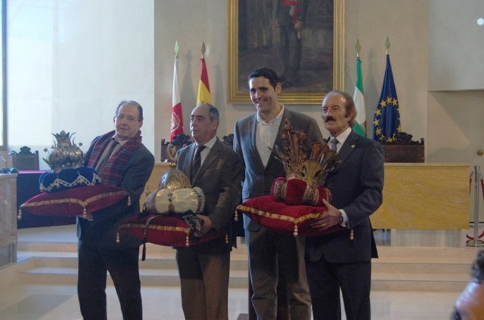Entrega de coronas a los emisarios de los Reyes Magos