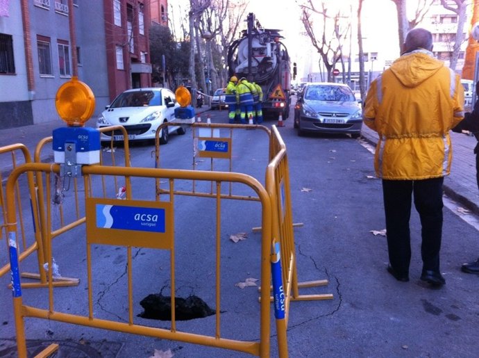 Socavón en la calle Vélez Rubio de Badalona