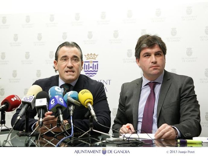 Arturo Torró, alcalde de Gandia junto con el concejal de Hacienda