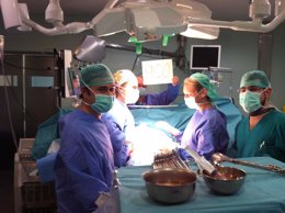 Cirujanos de un hospital español durante una cirugía de trasplante hepático.