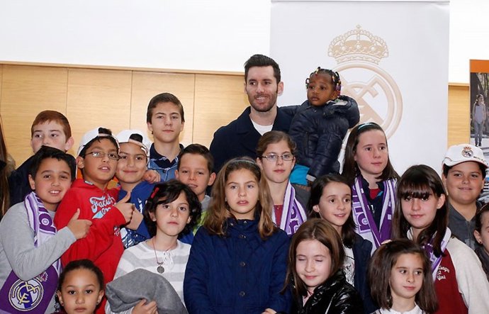 Rudy Fernández con los niños de la Casa de la Almudena