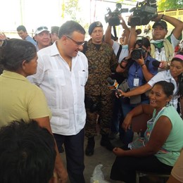 Funes visita zona del volcán