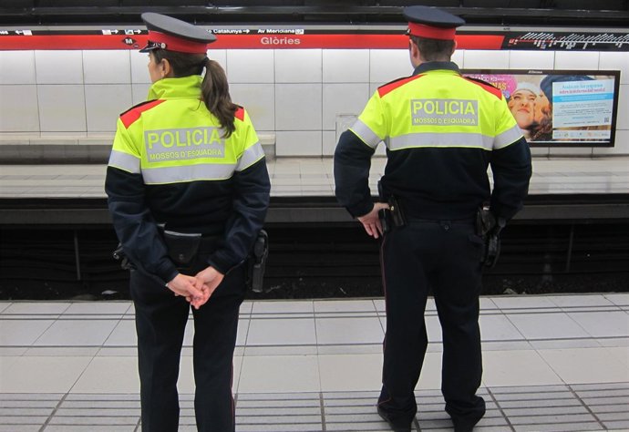 Mossos, en el metro de Barcelona