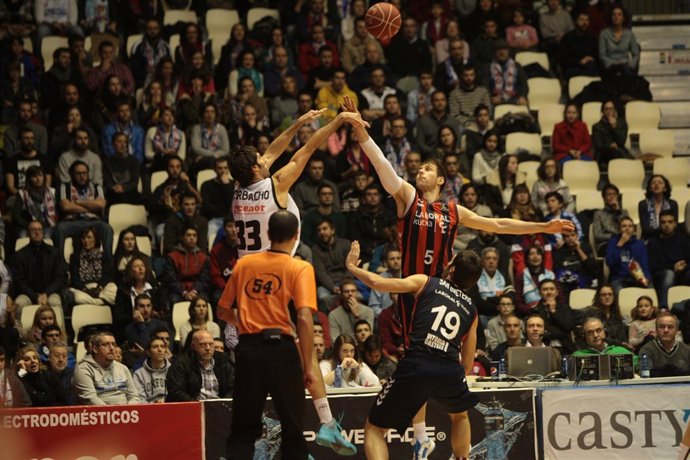 Corbacho y Nocioni en el Rio Natura Monbus - Laboral Kutxa