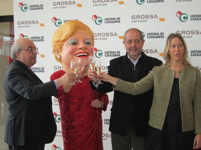 Los consellers Mas-Colell, Puig y Munté con La Grossa de Cap d'Any