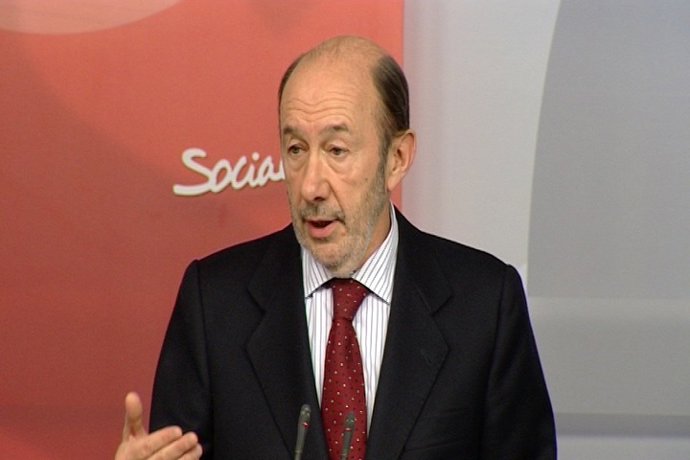 Rubalcaba critica que Rajoy no hable del registro del PP
