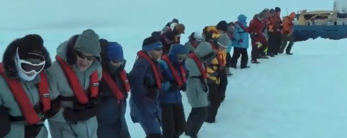 Atrapados en la Antártida preparan helipuerto
