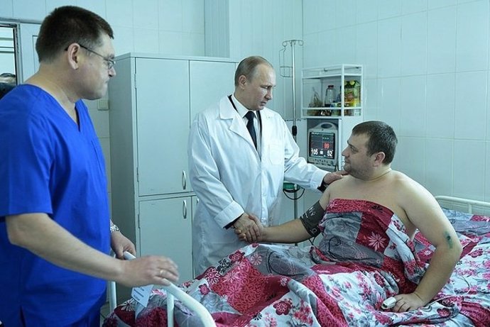Putin saluda a una víctima de los atentados de Volgogrado