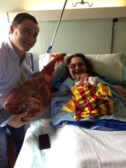El primer bebé aragonés de 2014 con camiseta "Catar jamón de Teruel"