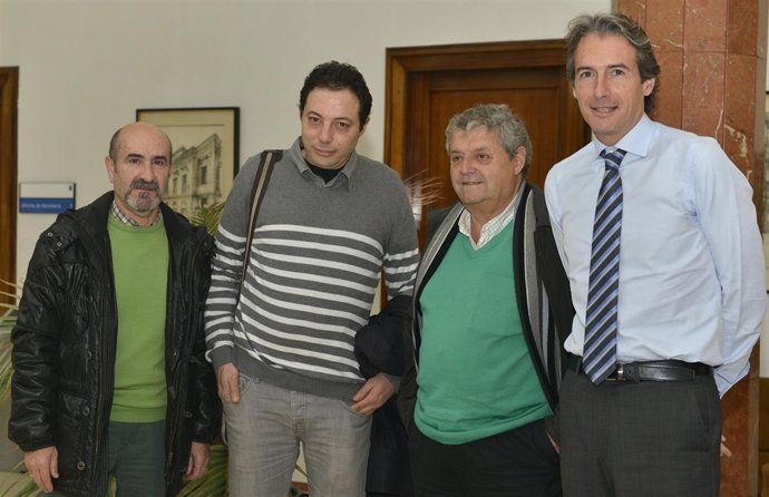 De la Serna con vecinos y hosteleros del Grupo  Amaro