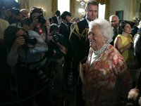 Obama y Clinton desean a la exprimera dama Barbara Bush una "rápida recuperación"